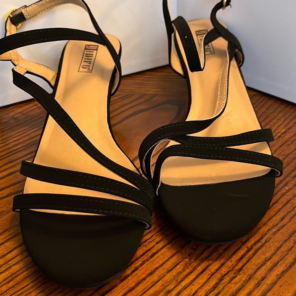 BLACK SUEDE HEELED SANDALS BY DIDIFU. NWOT. SIZE 9.5.